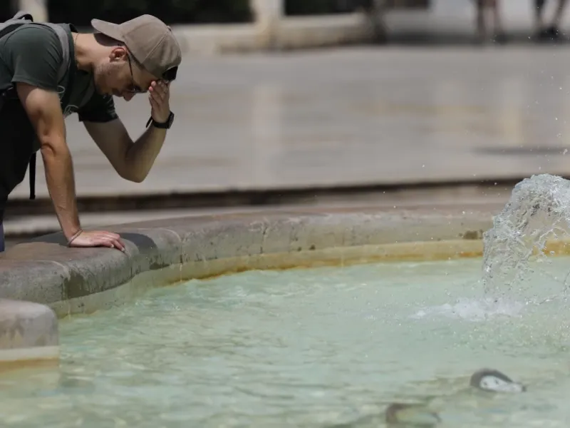 Un hombre, este martes, refrescándose en una fuente de Valencia Ana Escobar Efe